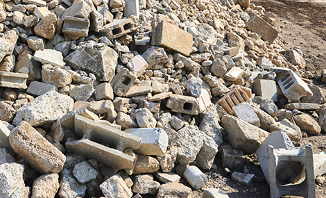 産業廃棄物リサイクルプラントに収集された処理・リサイクル待ちのコンクリートガラ
