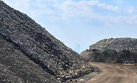 鉱さい・汚泥・燃え殻・汚染土等を収集・保管する産業廃棄物リサイクルプラント内の搬入経路