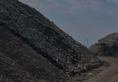 鉱さい・汚泥・燃え殻・汚染土の収集・処理を表す画像